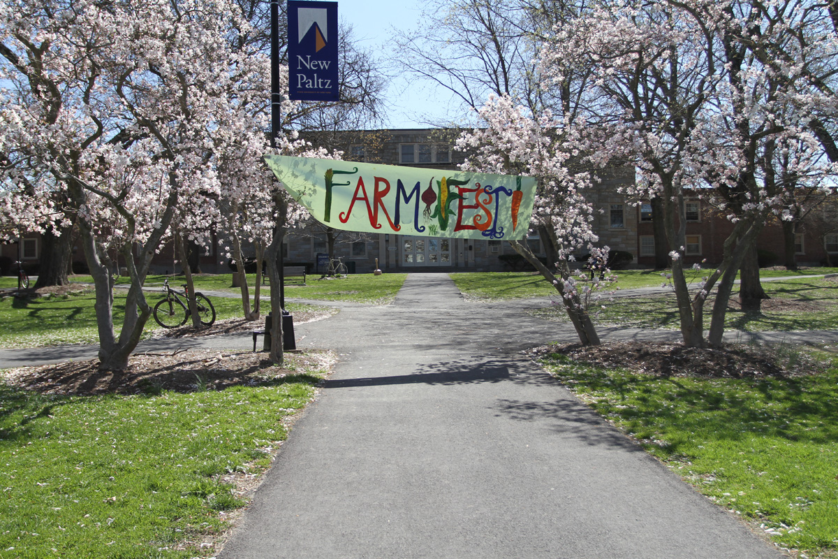 “Farm Fest” sign hanging on the Old Main Quad. Photo by Gabriela Jeronimo.